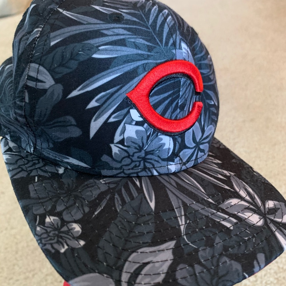 Cincinnati Reds fitted hat NWOT